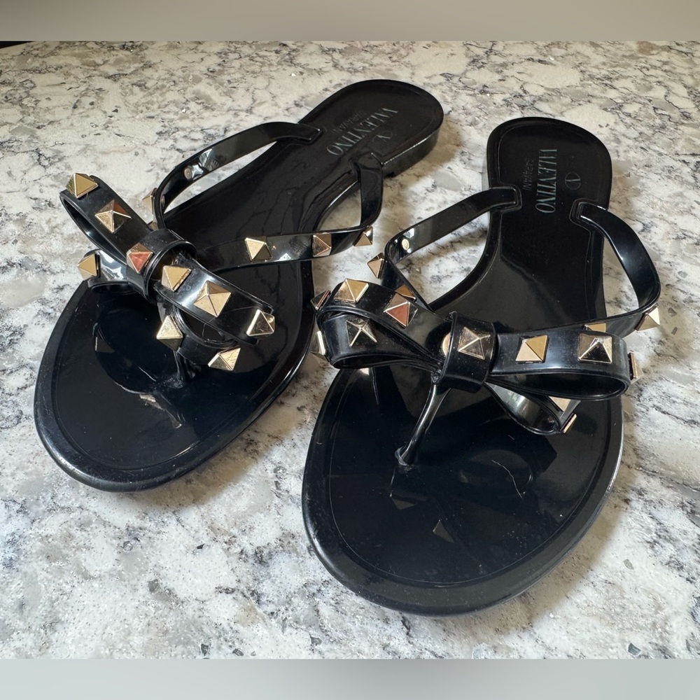 Valentino Garavani Rockstud Black and Gold Bow Sandals - Picture 10 of 11